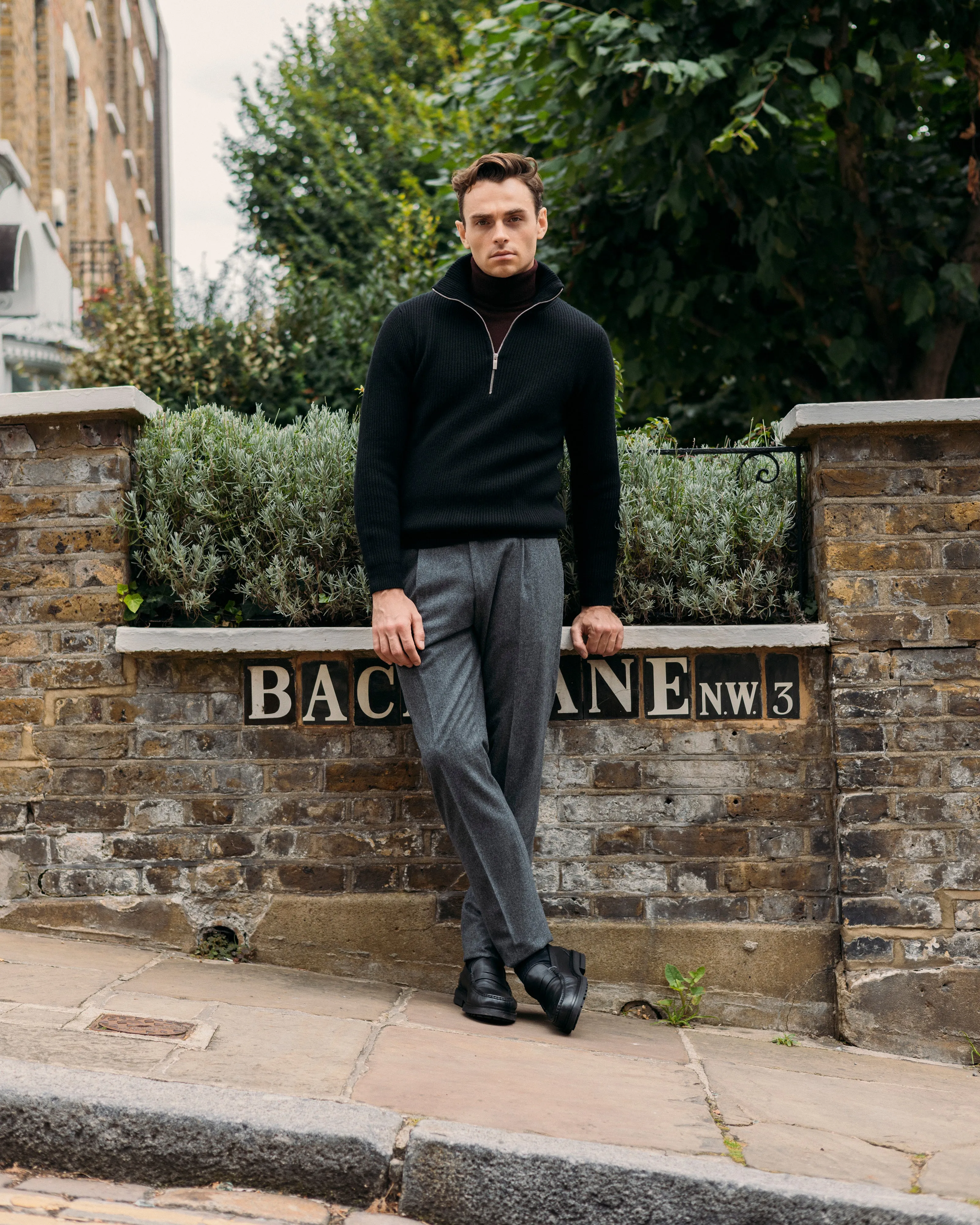 Cashmere alpine half zip sweater in black