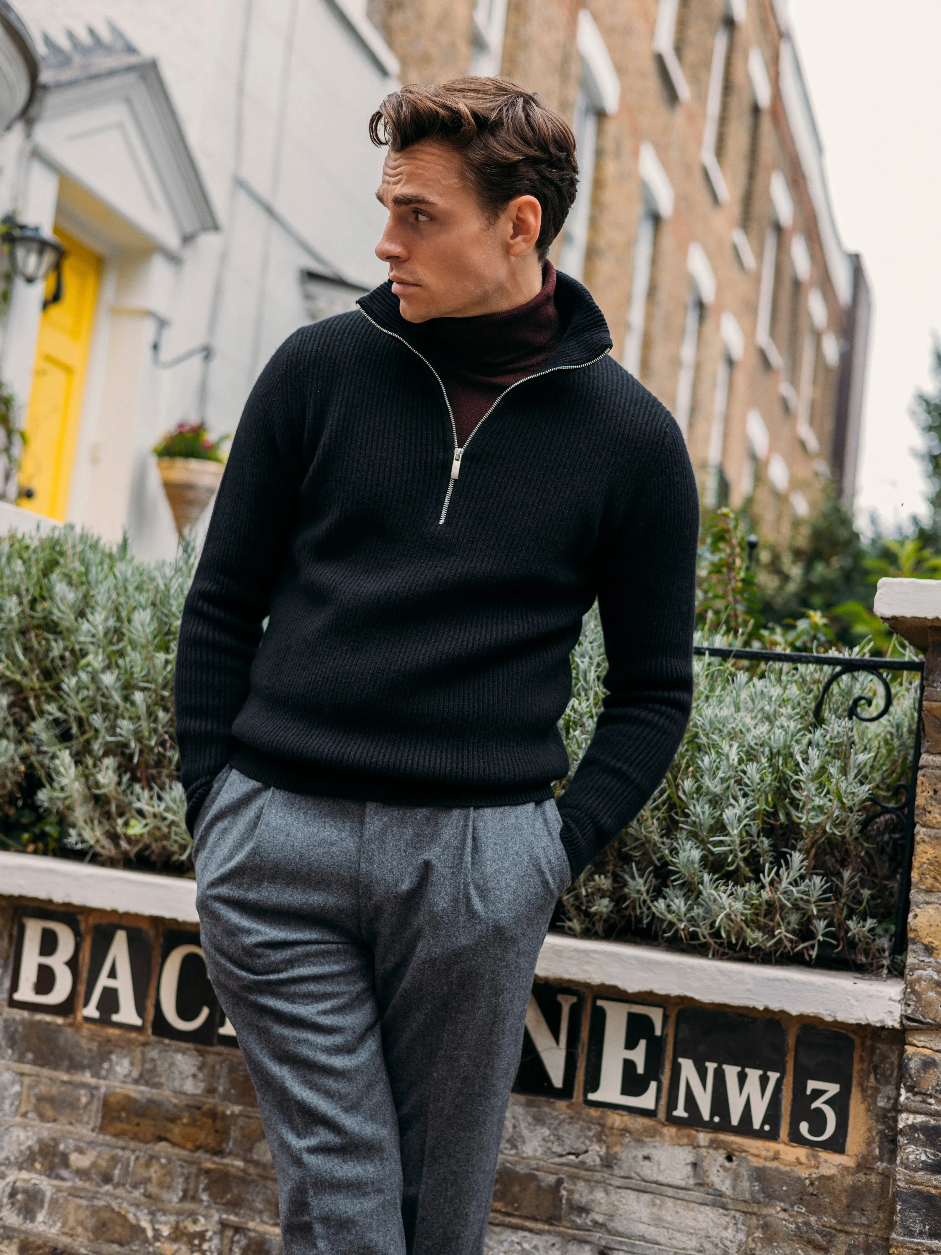 Cashmere alpine half zip sweater in black