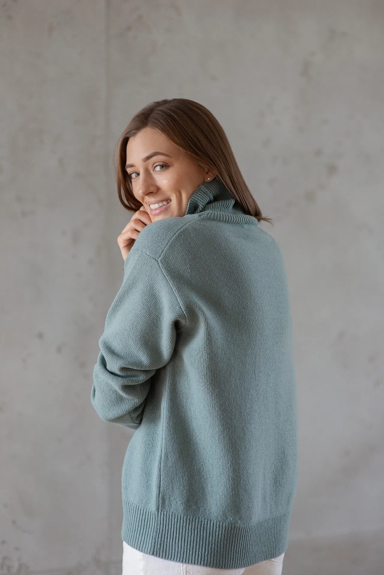 Cosy Classic Oversized Wool Turtleneck - Green